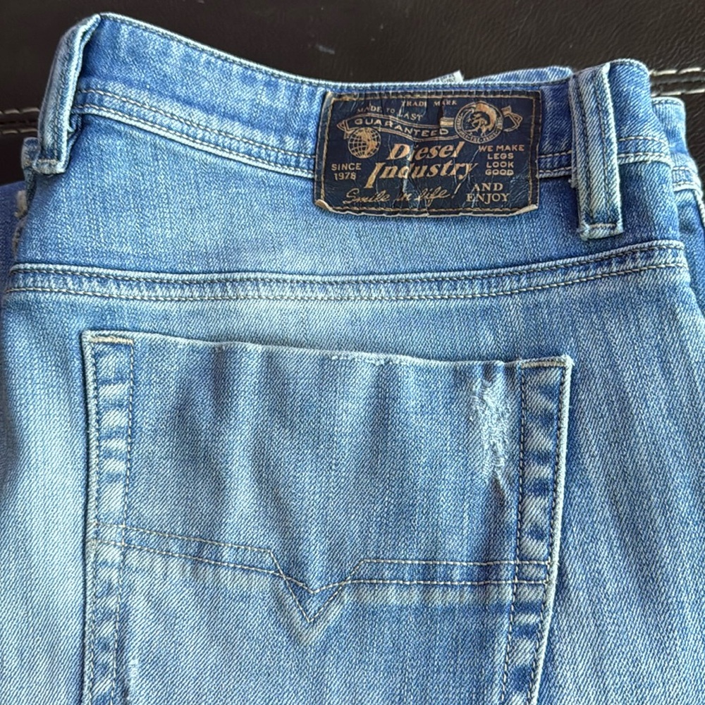 COPY - Diesel Viker jeans

Waist 36
Length 30